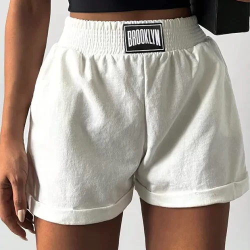 Short con diseño de parche